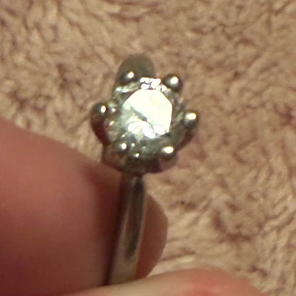 Stunning solitaire looks like white gold and real diamond but not checked - Picture 5 of 8